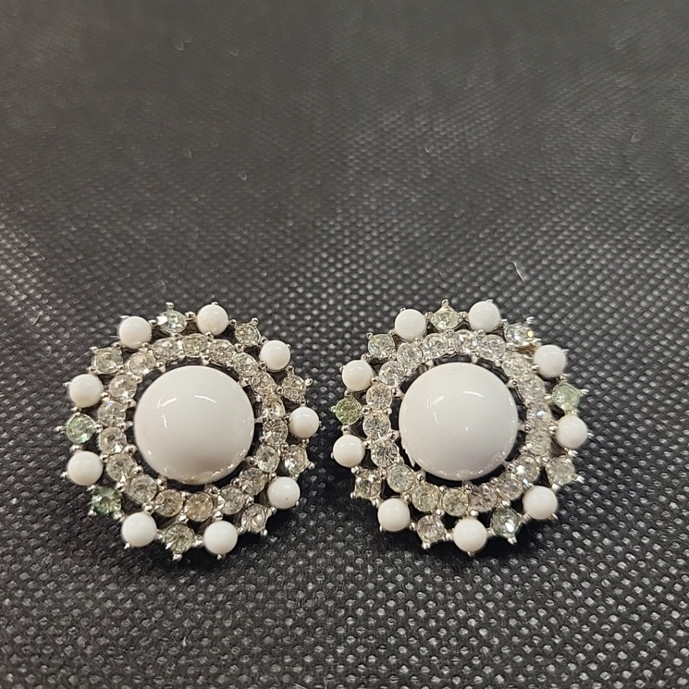 Vintage crown trifari clip on earrings